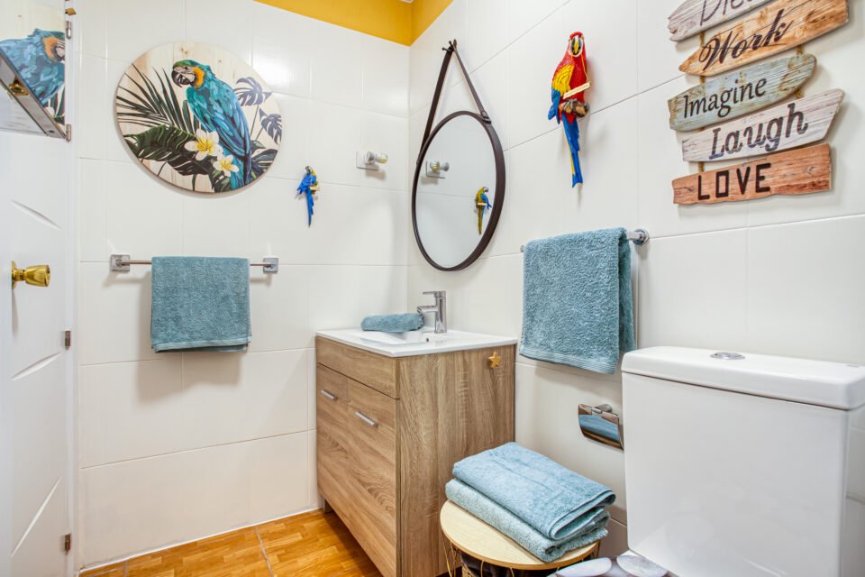 Apartamentos Monseñor, Playa del Cura - bathroom with a sink