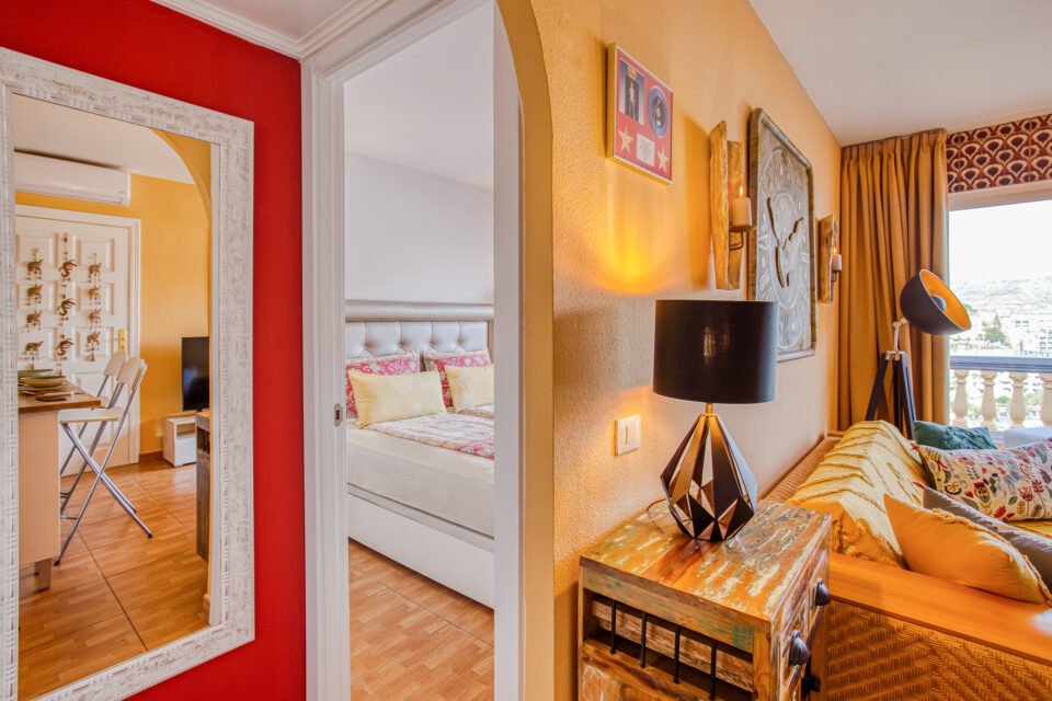 Apartamentos Monseñor, Playa del Cura lounge and bedroom