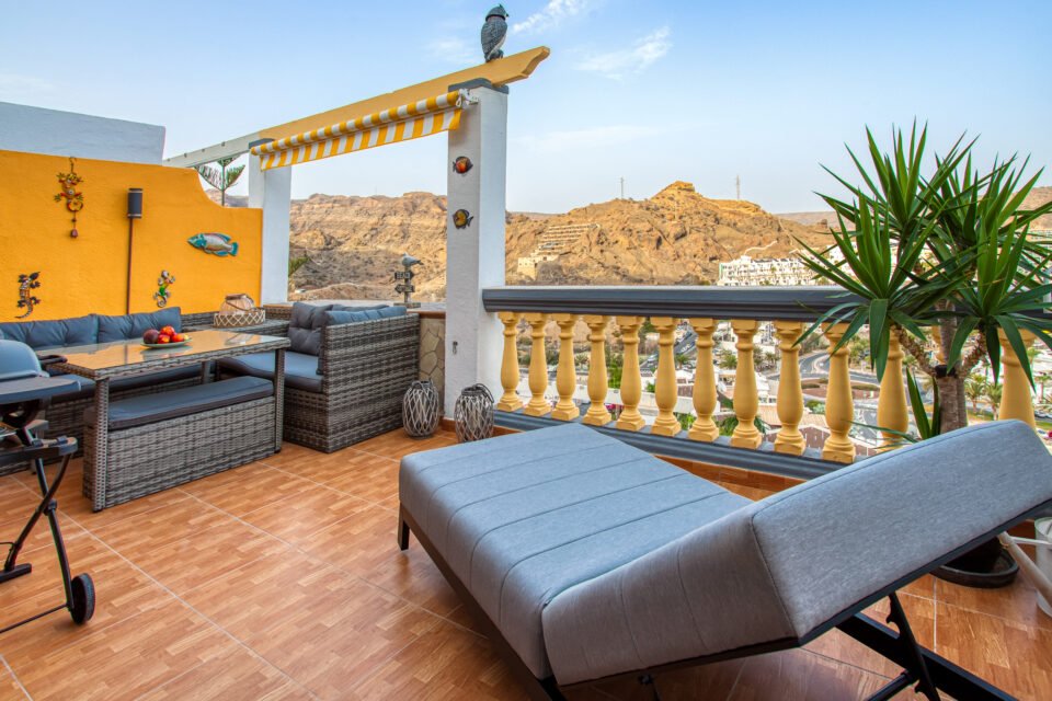 Apartamentos Monseñor, Playa del Cura - terrace with a sunbed